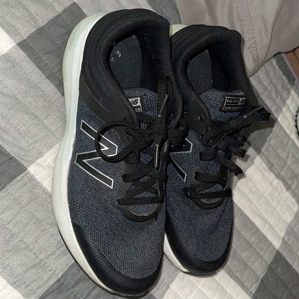 New Balance tennis shoes